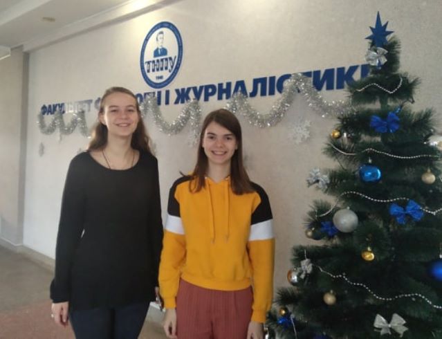 Студентки групи УФ-41 Нестерович Юліана і Полиняк Марія (диплом ІІ ступеня і 4 місце відповідно)